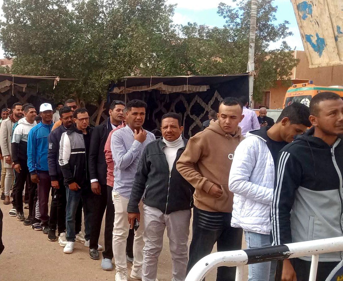 طوابير الناخبين تصطف بطول الشارع أمام لجان انتخابات النواب بالوادي الجديد.. صور