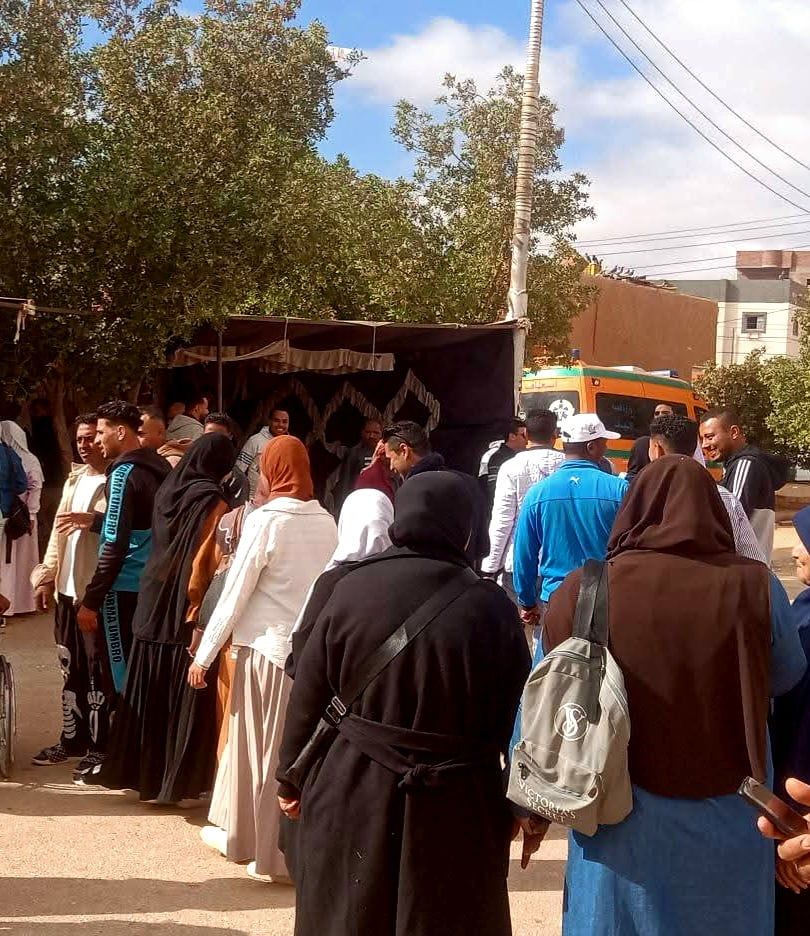 طوابير الناخبين تصطف بطول الشارع أمام لجان انتخابات النواب بالوادي الجديد.. صور