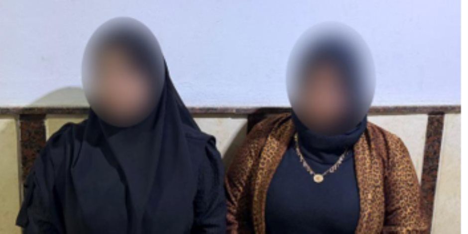 الخدمات الأمنية فى دائرة رشيد بالبحيرة تضبط سيدتان يوجهان الناخبين للتصويت لصالح مرشح