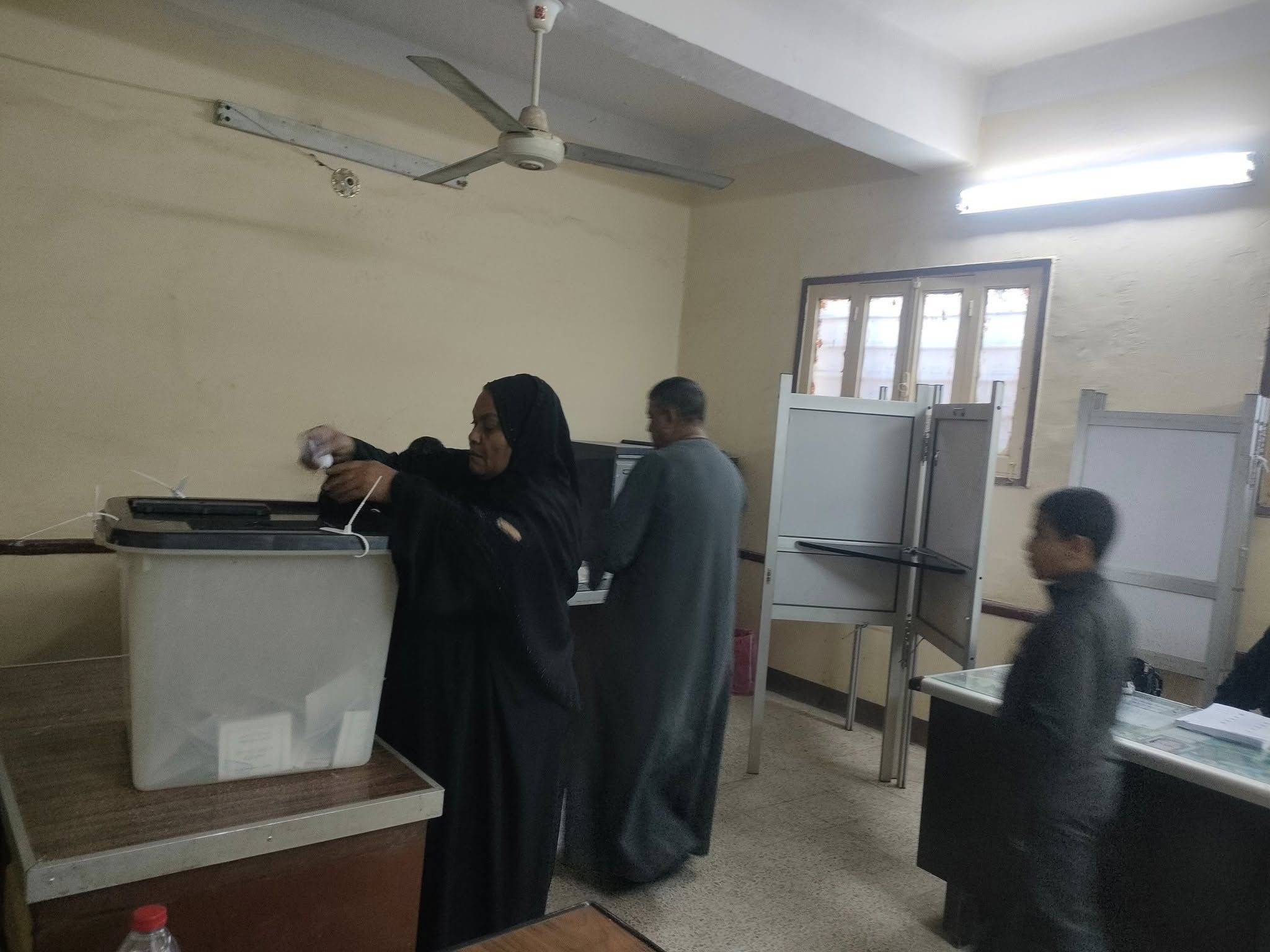 توافد نسائى كبير على لجان الانتخابات فى مدارس قرية الدير جنوب الأقصر.. صور