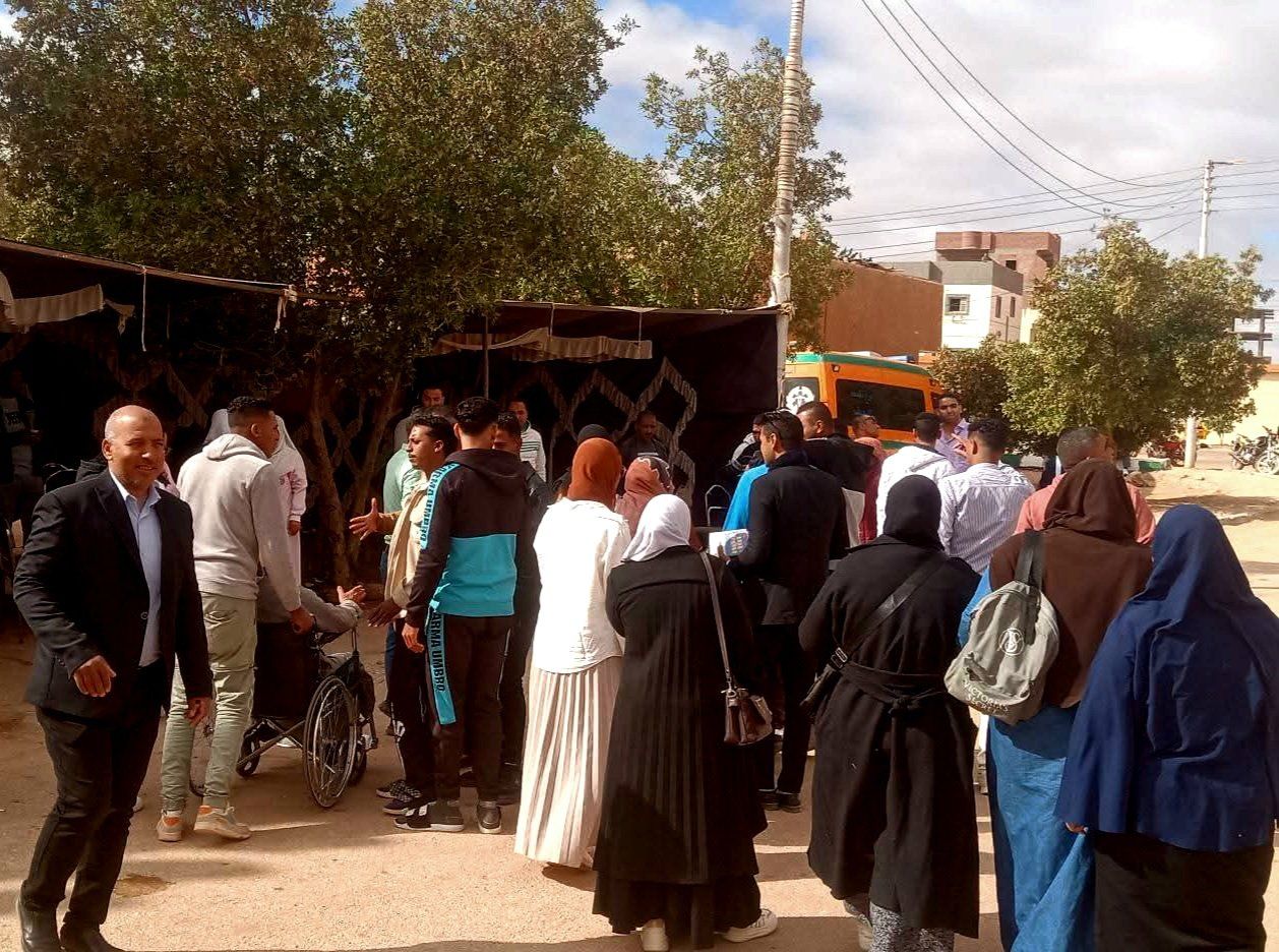 طوابير الناخبين تصطف بطول الشارع أمام لجان انتخابات النواب بالوادي الجديد.. صور