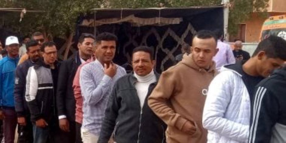 طوابير الناخبين تصطف بطول الشارع أمام لجان انتخابات النواب بالوادي الجديد.. صور