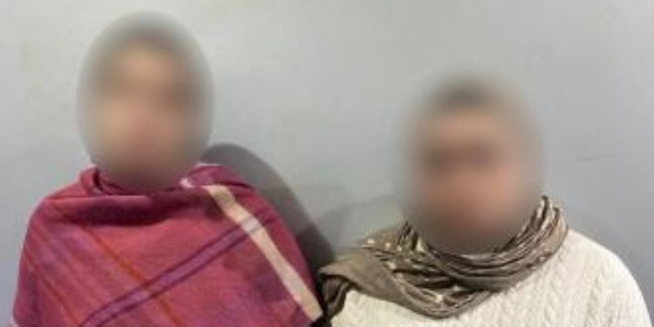 ضبط سيدتين تجمعان بطاقات مواطنين للتأثير على تصويت الناخبين في المنتزه بالإسكندرية