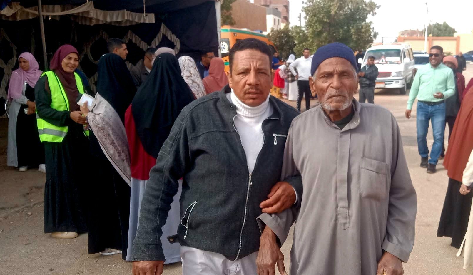 طوابير الناخبين تصطف بطول الشارع أمام لجان انتخابات النواب بالوادي الجديد.. صور