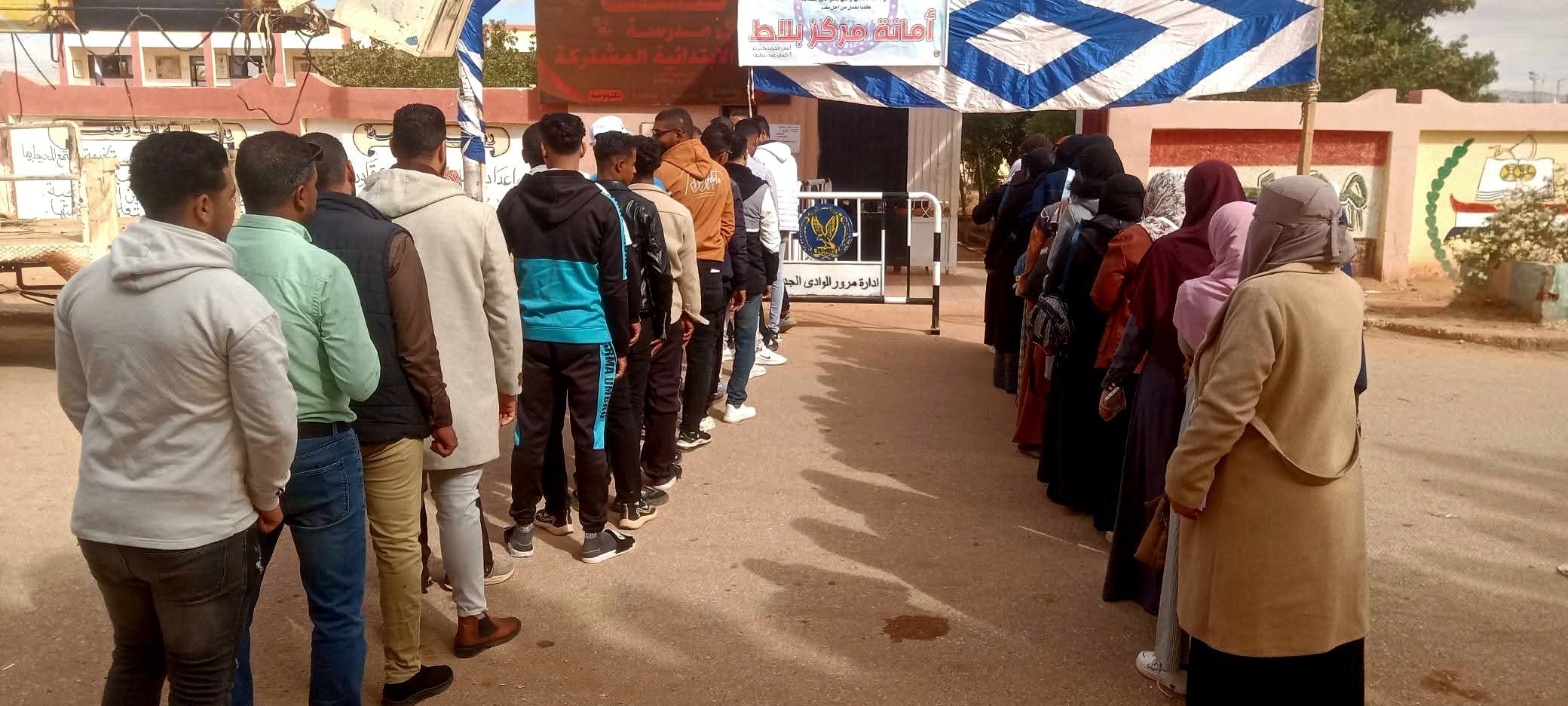 طوابير الناخبين علي تتزايد على اللجان (3) طوابير الناخبين علي تتزايد على اللجان (3)