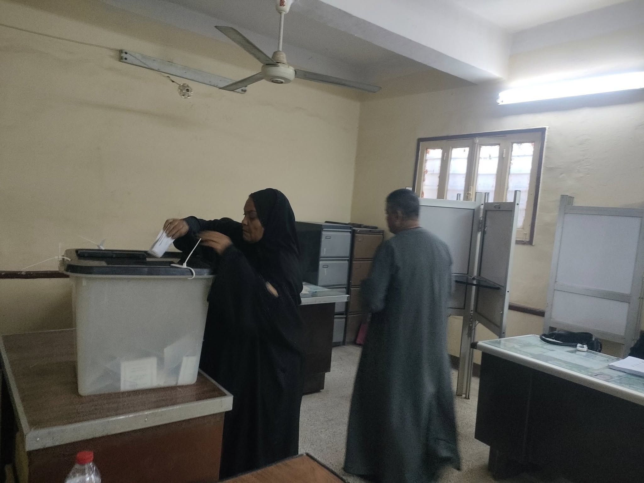 توافد نسائى كبير على لجان الانتخابات فى مدارس قرية الدير جنوب الأقصر.. صور
