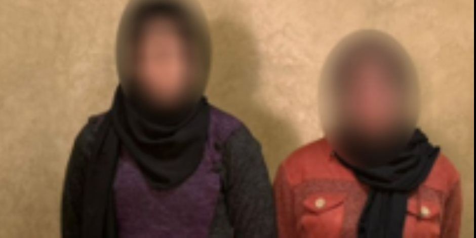 ضبط سيدتين تجمعان بطاقات ناخبين للتصويت لصالح مرشح في دائرة الأهرام