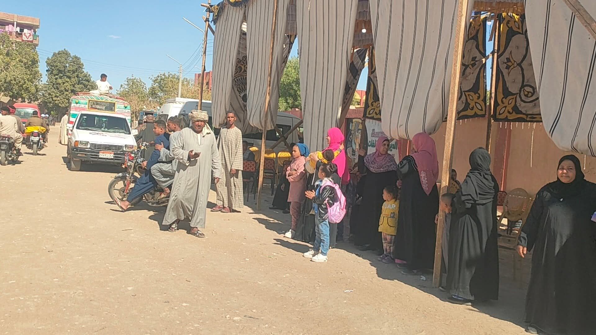 أهالى الأقصر يصطحبون أطفالهم للانتخابات لتوعيتهم بقيمة المشاركة