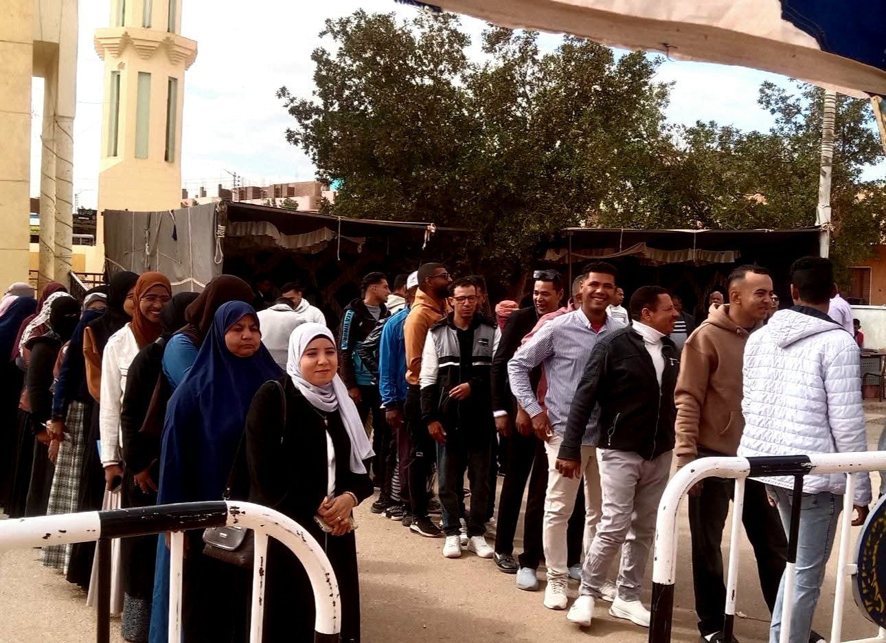 طوابير الناخبين تصطف بطول الشارع أمام لجان انتخابات النواب بالوادي الجديد.. صور