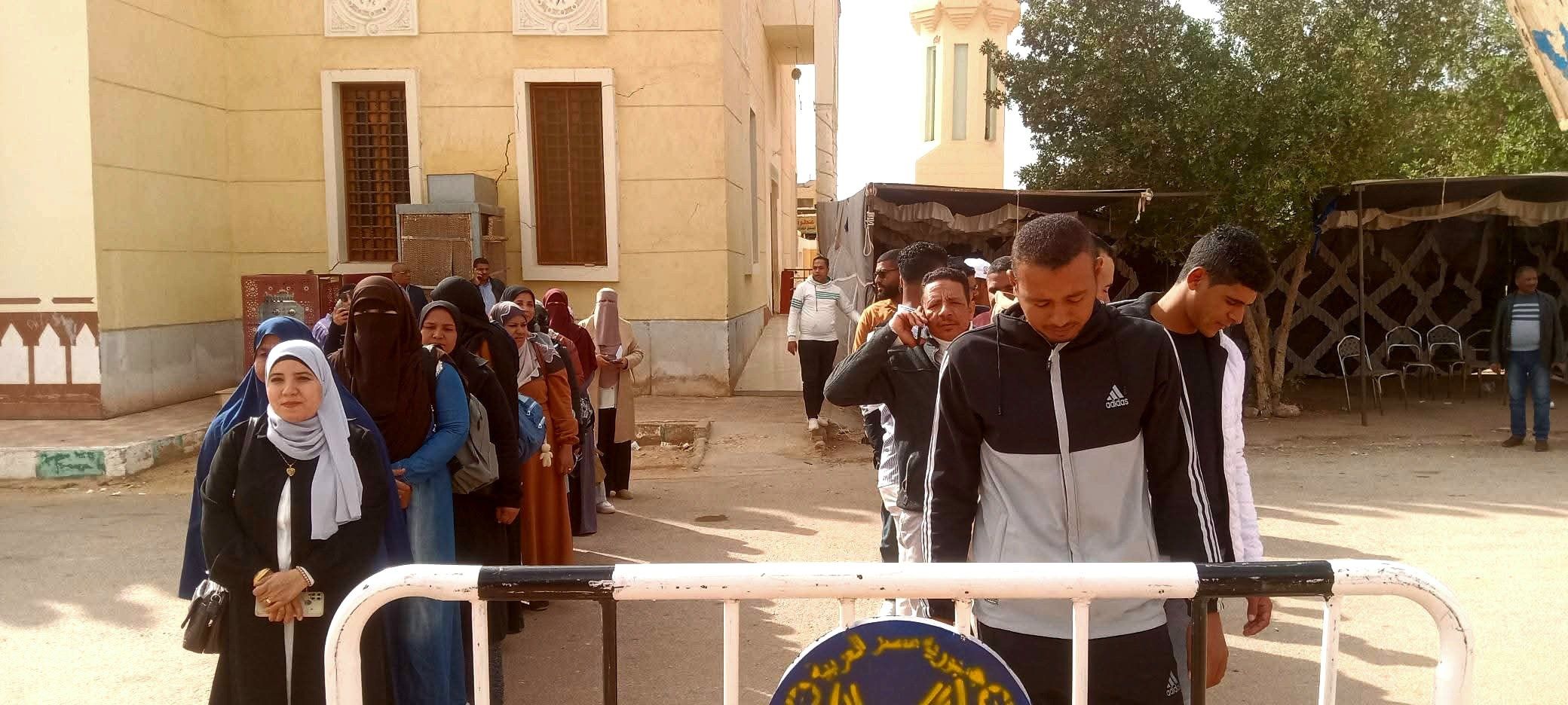 طوابير الناخبين تصطف بطول الشارع أمام لجان انتخابات النواب بالوادي الجديد.. صور