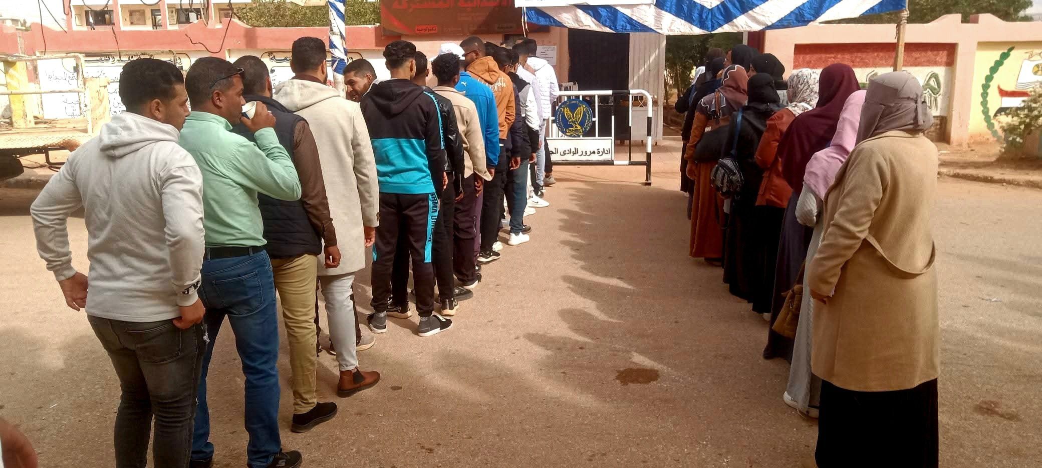 طوابير الناخبين تصطف بطول الشارع أمام لجان انتخابات النواب بالوادي الجديد.. صور