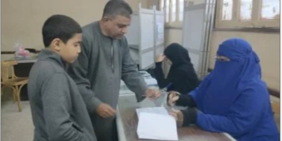 أهالى الأقصر يصطحبون أطفالهم للانتخابات لتوعيتهم بقيمة المشاركة