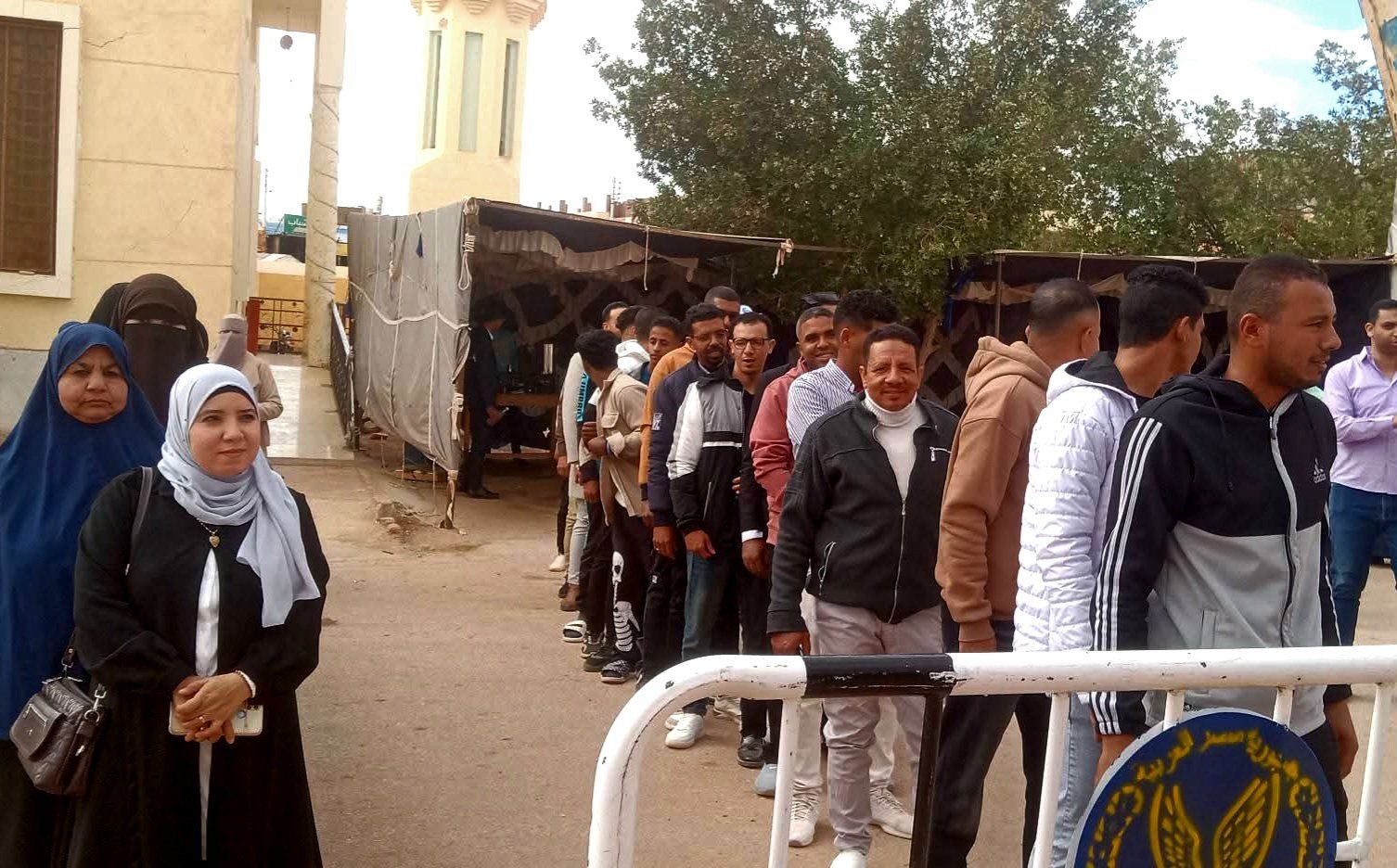 طوابير الناخبين تصطف بطول الشارع أمام لجان انتخابات النواب بالوادي الجديد.. صور