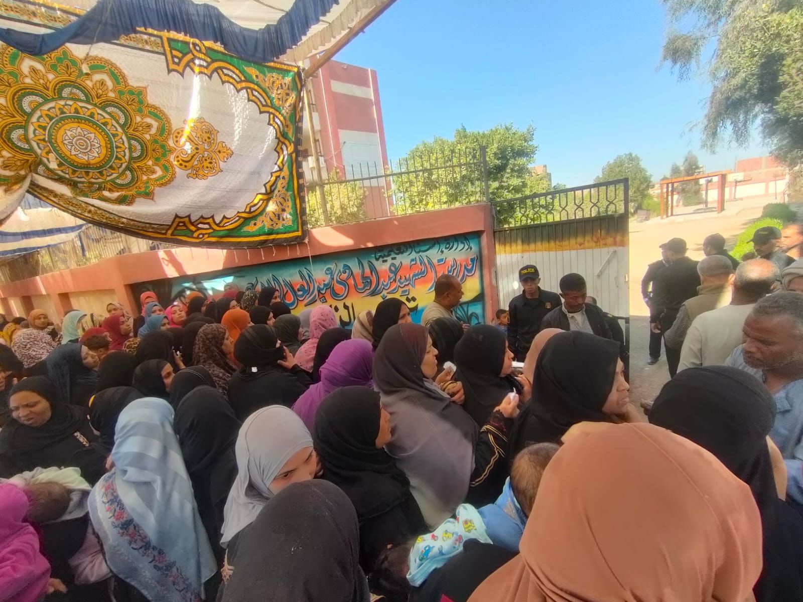 توافد نسائى كبير على لجان الانتخابات فى مدارس قرية الدير جنوب الأقصر.. صور
