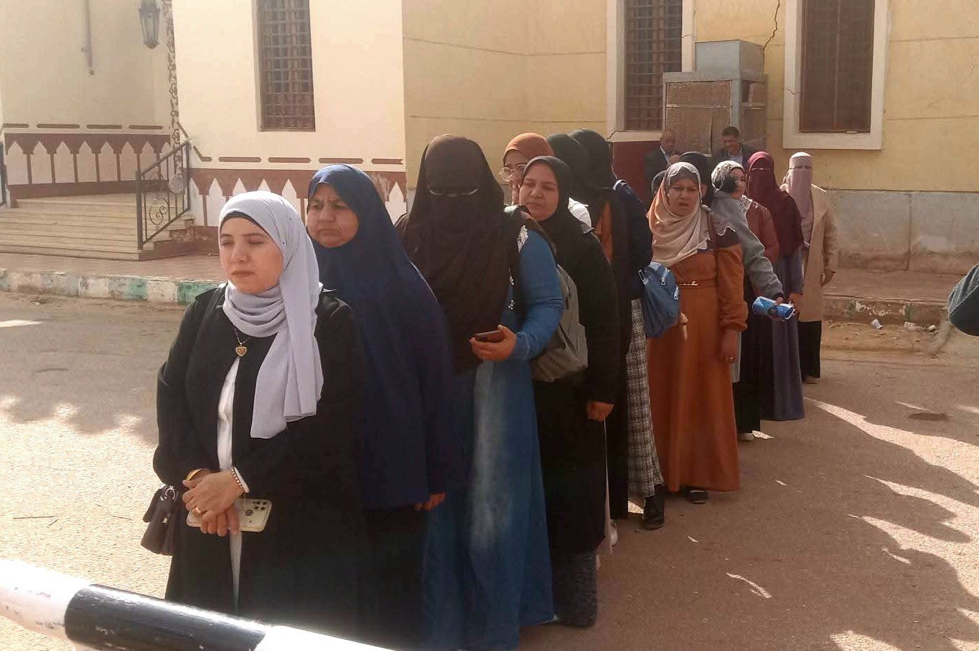 طوابير الناخبين تصطف بطول الشارع أمام لجان انتخابات النواب بالوادي الجديد.. صور