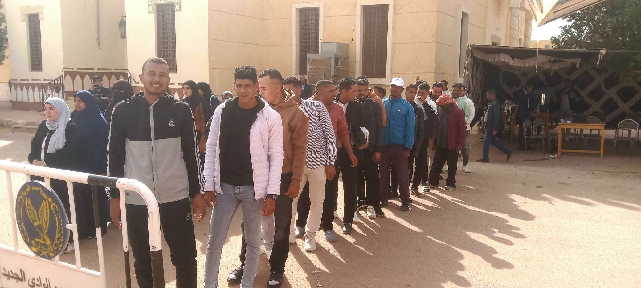 طوابير الناخبين علي تتزايد على اللجان (2) طوابير الناخبين علي تتزايد على اللجان (2)