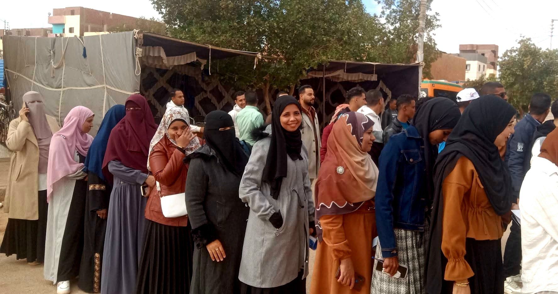 طوابير الناخبين تصطف بطول الشارع أمام لجان انتخابات النواب بالوادي الجديد.. صور