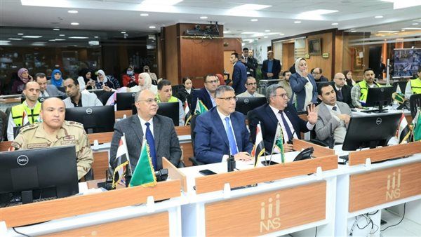 محافظ الجيزة يتابع أعمال غلق لجان انتخابات مجلس النواب في اليوم الأول من داخل مركز السيطرة