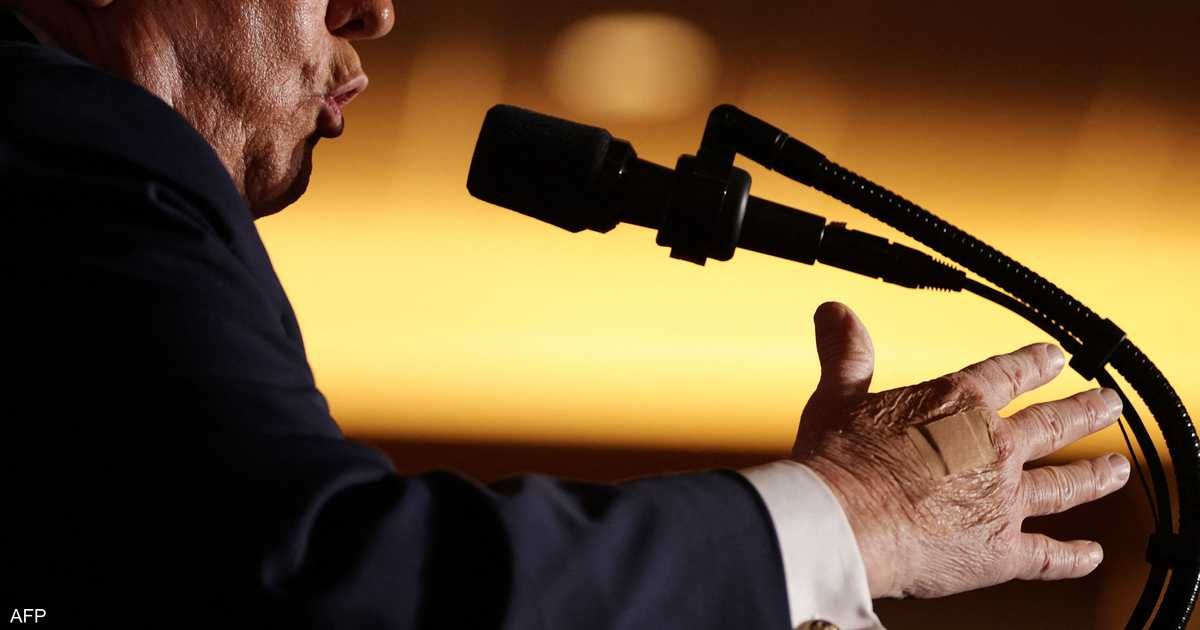 العالم اليوم - البيت الأبيض يفسر "ضمادة ترامب".. لماذا يلصقها على يده؟