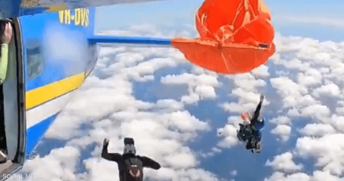 العالم اليوم - فيديو.. مظلي ينجو من حادث خطير خلال قفزة جماعية