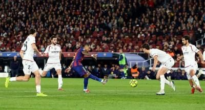 برشلونة يواصل الصدارة بثنائية رافينيا