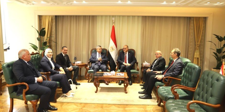 وزير العمل يستقبل وفد هيئة مكتب لجنة الطاقة والبيئة والقوى العاملة بمجلس الشيوخ لتعزيز التعاون