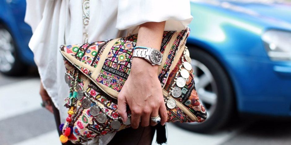 أمن سوهاج يُعيد حقيبة سيدة تركتها سهواً داخل سيارة أجرة