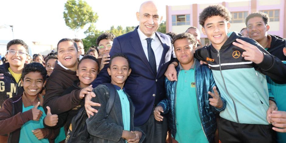 وزير التربية والتعليم ومحافظ أسوان يتابعان سير العملية التعليمية بمدرسة الشهيد عمرو فريد المتميزة للغات