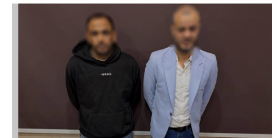 كشف ملابسات فيديو لشخص يقوم بتجميع بطاقات المواطنين لحثهم على التصويت لصالح أحد المرشحين في الجناين بالسويس