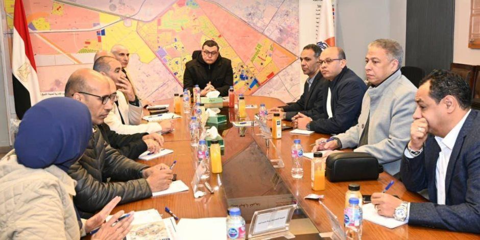 وزير الإسكان يعقد اجتماعاً بمقر جهاز مدينة الشيخ زايد لاستعراض خُطط تطوير الطرق والمحاور