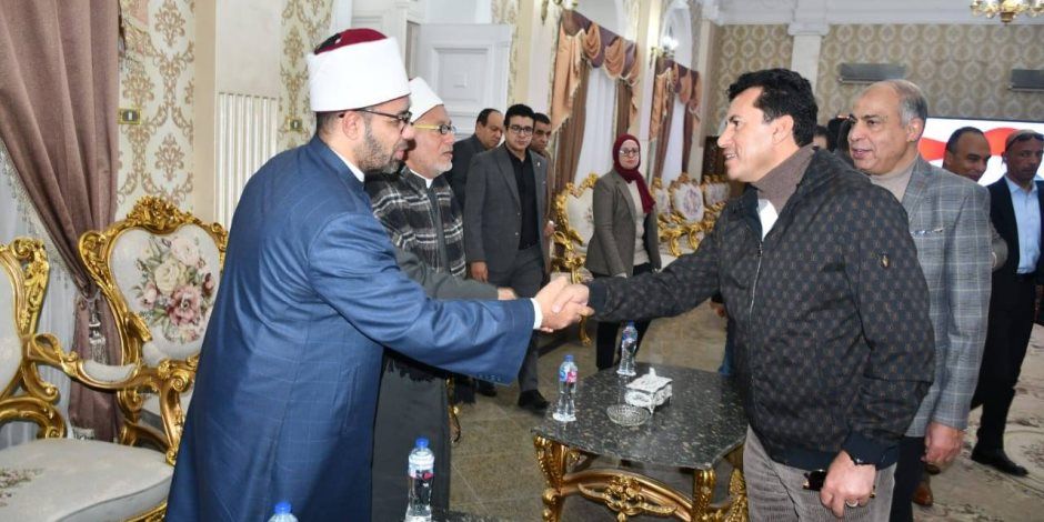 وزير الشباب والرياضة يلتقي محافظ المنيا بديوان المحافظة