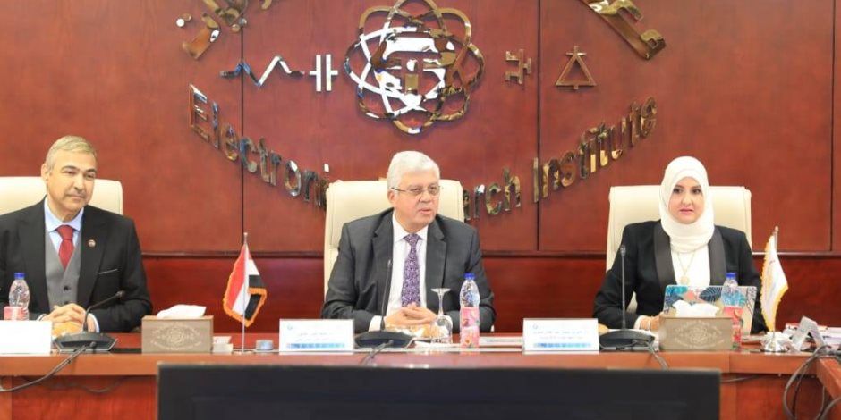 وزير التعليم العالي يترأس اجتماع مجلس إدارة معهد بحوث الإلكترونيات بتشكيله الجديد