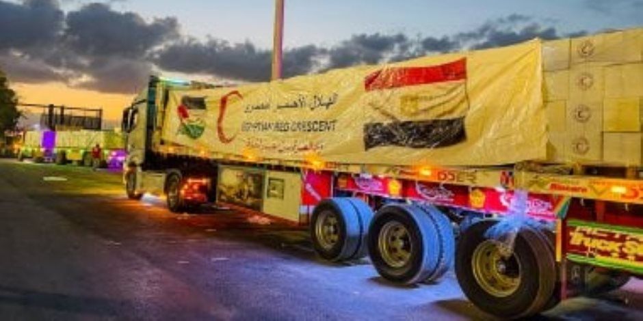 مد غزة بـ130 ألف سلة غذائية و22 ألف قطعة ملابس ضمن قافلة زاد العزة الـ99