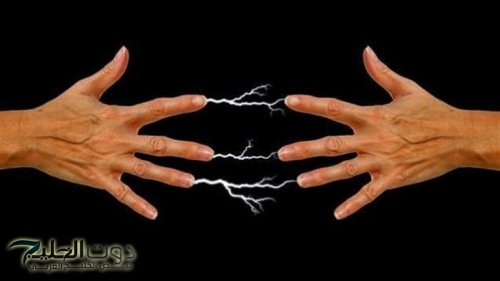 لماذا نشعر بكهرباء عند تلامس الأشياء أو الأشخاص؟.. استشاري مخ وأعصاب توضح