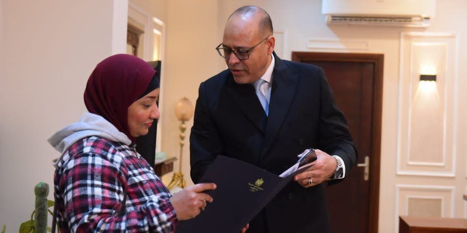 وزير العمل يوفر إعانة مالية وفرصة عمل لسيدة نشرت فيديو للتخلى عن أبنائها