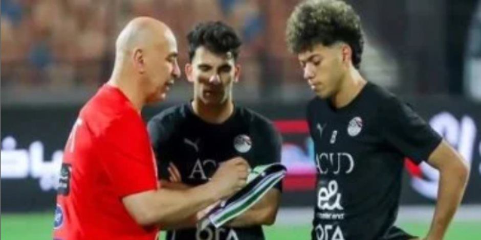 جلسة مغلقة جمعت حسام حسن وإمام عاشور بعد التغيير المبكر أمام زيمبابوي