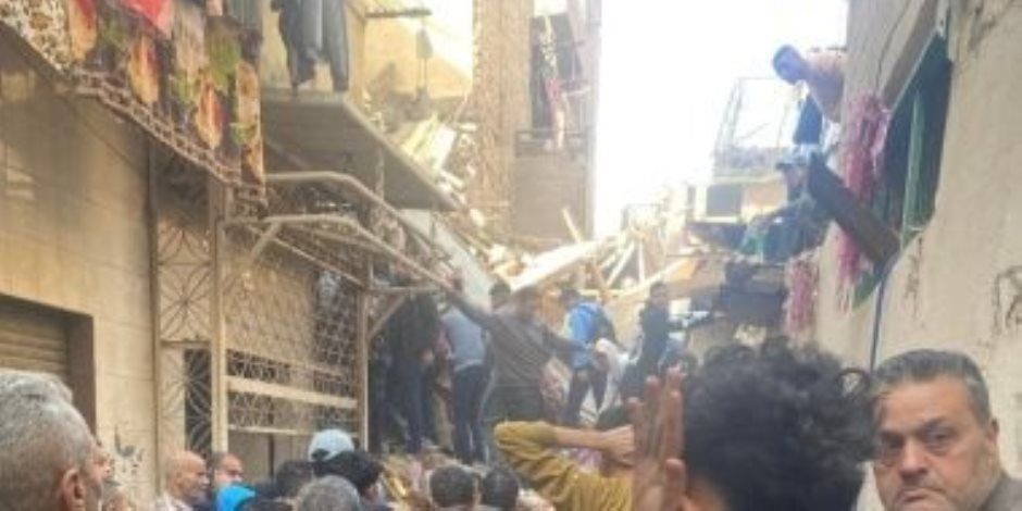 فصل التيار الكهربائى عن موقع انهيار عقار من 4 طوابق فى إمبابة