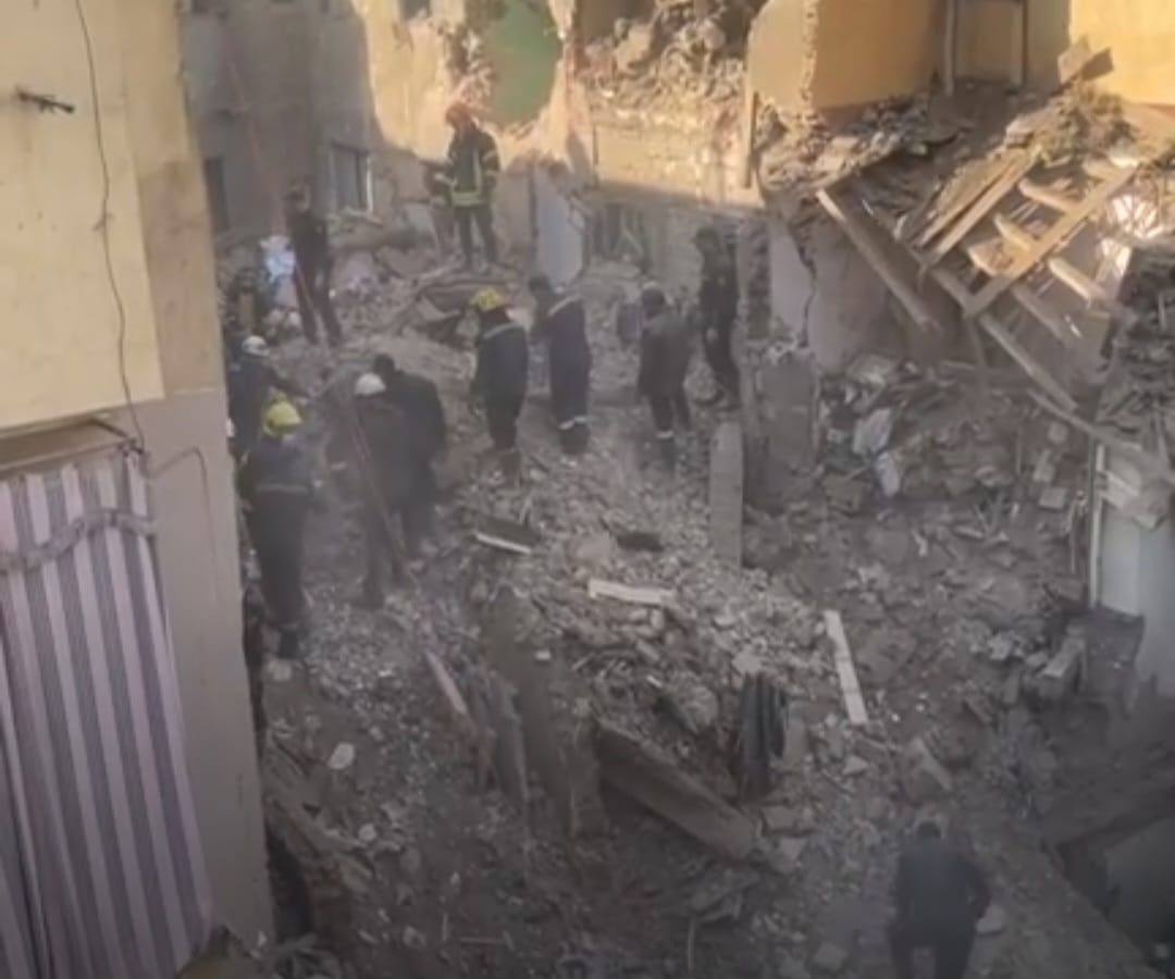 البحث عن أم و3 أطفال بين المفقودين أسفل ركام عقار إمبابة المنهار (صور)