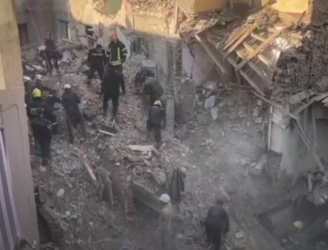 البحث عن أم و3 أطفال بين المفقودين أسفل ركام عقار إمبابة المنهار (صور)