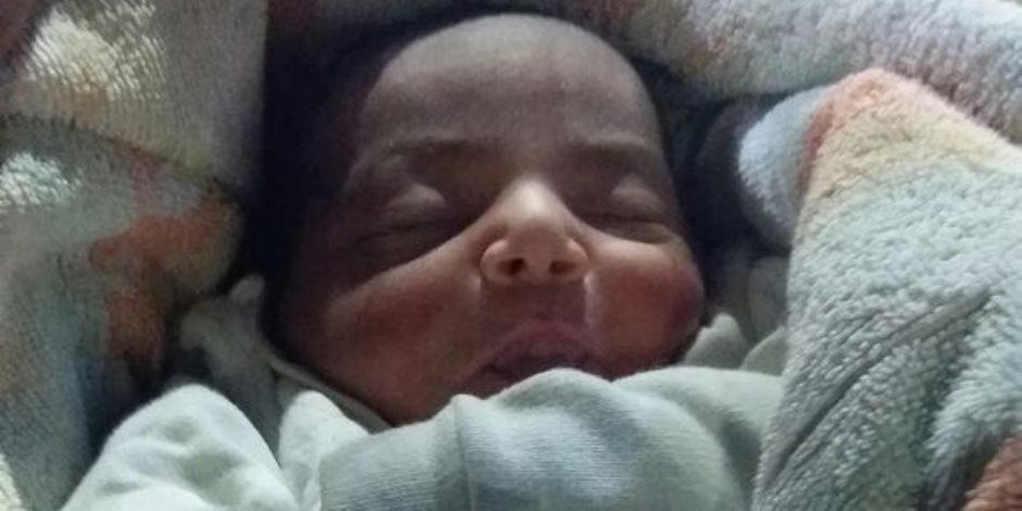 العثور على طفل حديث الولادة داخل كرتونة فى ساحة بقنا