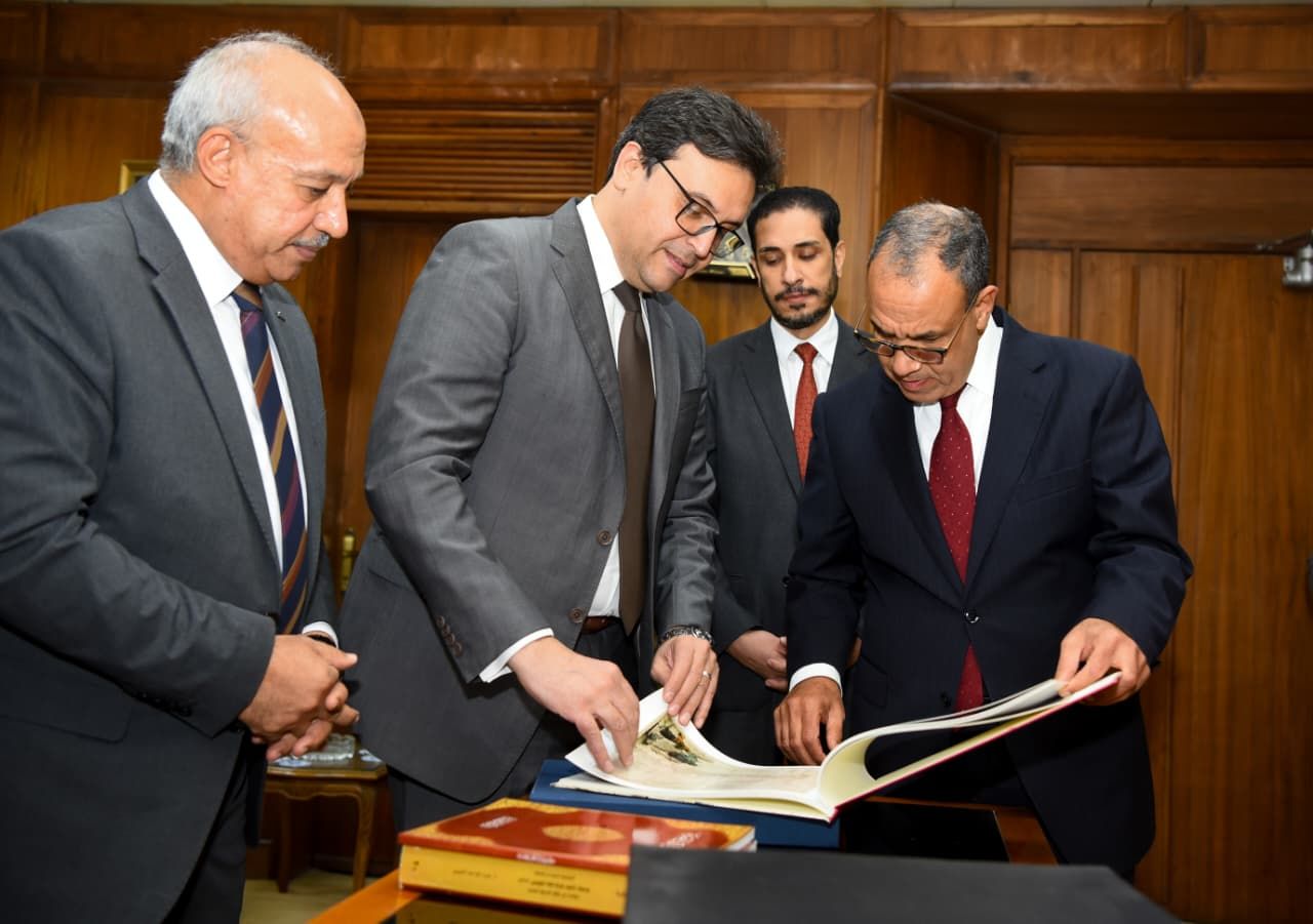 فى زيارة لدار الكتب.. وزير الخارجية يتسلم وثائق وخرائط تاريخية بعد ترميمها