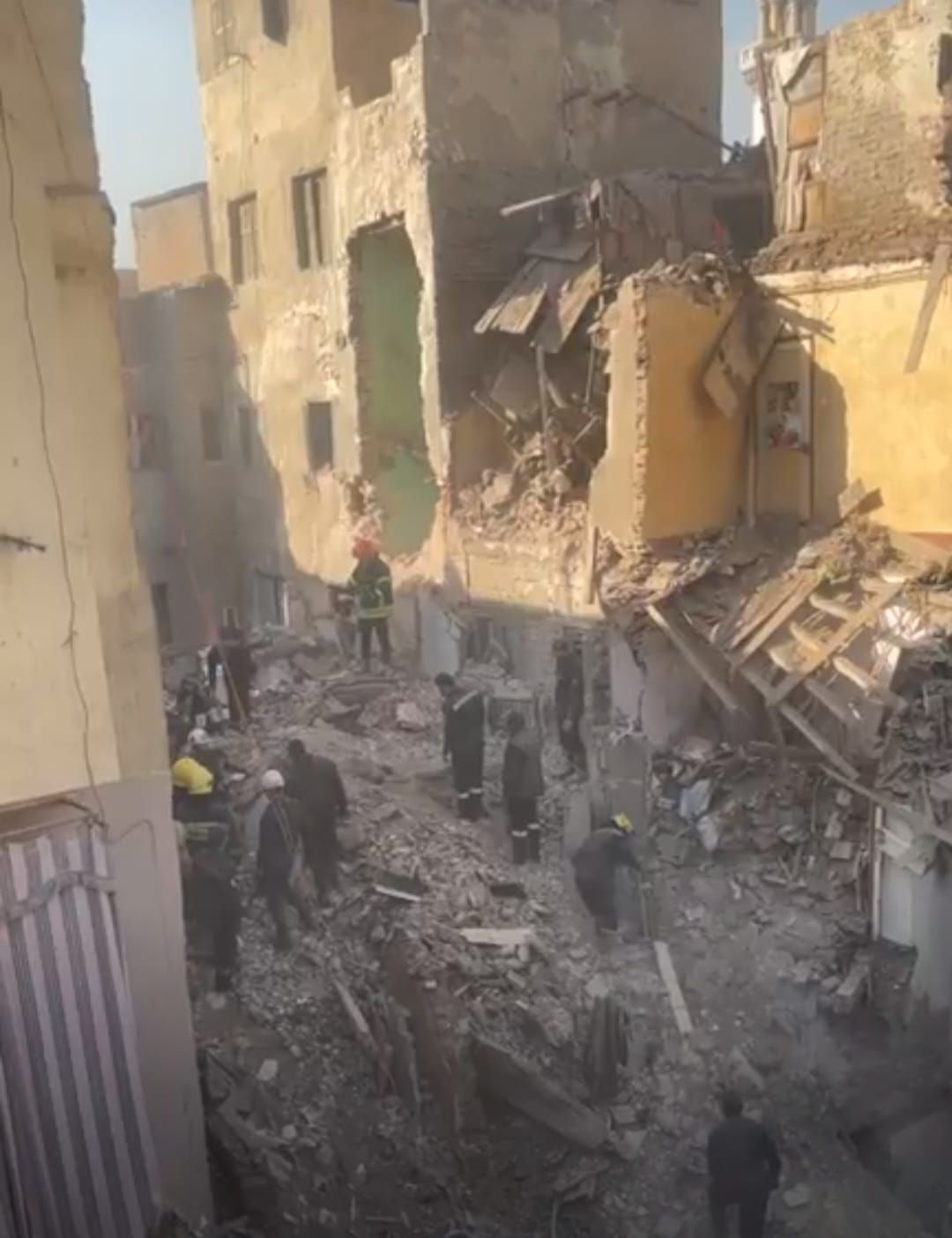 البحث عن أم و3 أطفال بين المفقودين أسفل ركام عقار إمبابة المنهار (صور)