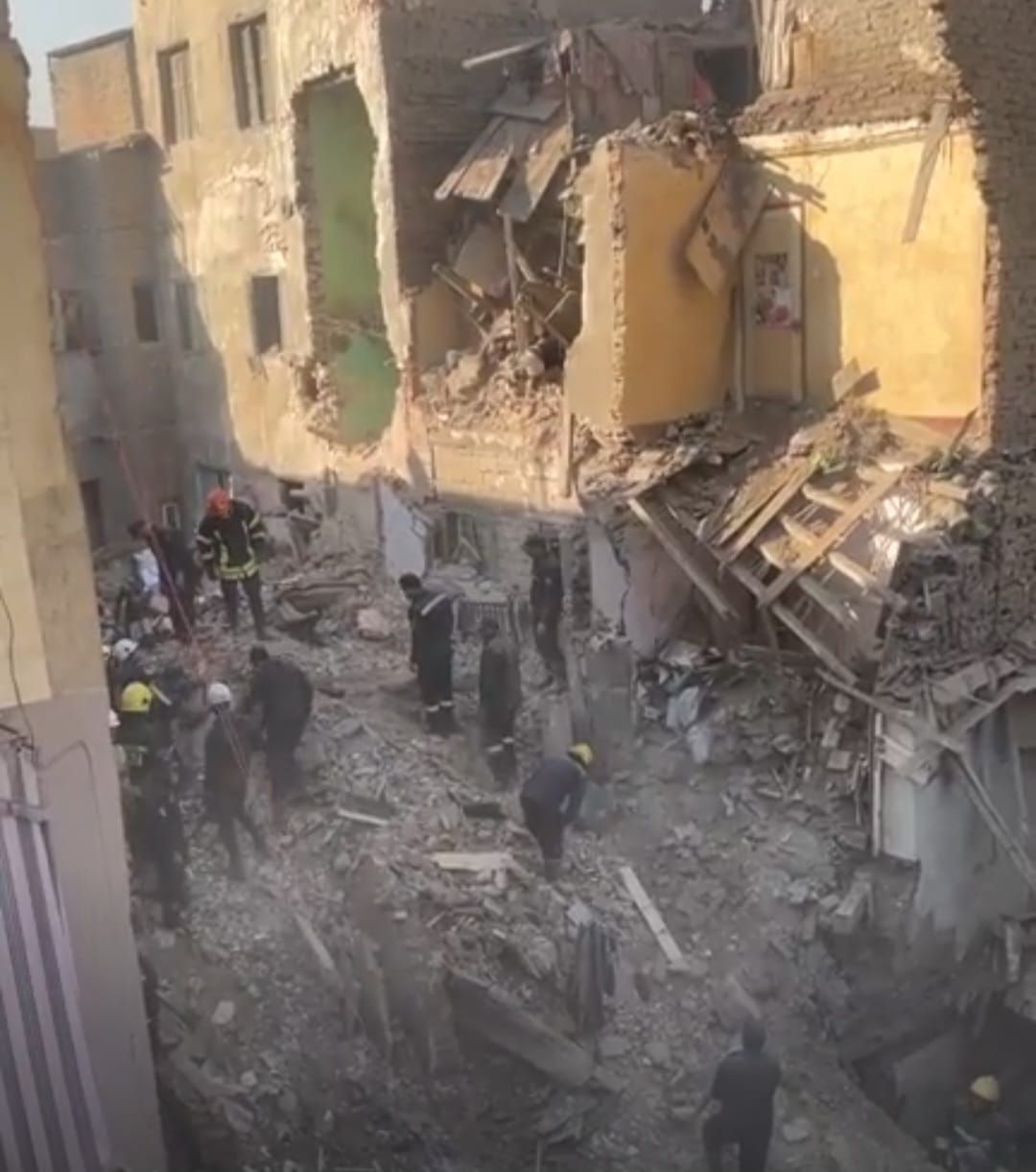 البحث عن أم و3 أطفال بين المفقودين أسفل ركام عقار إمبابة المنهار (صور)