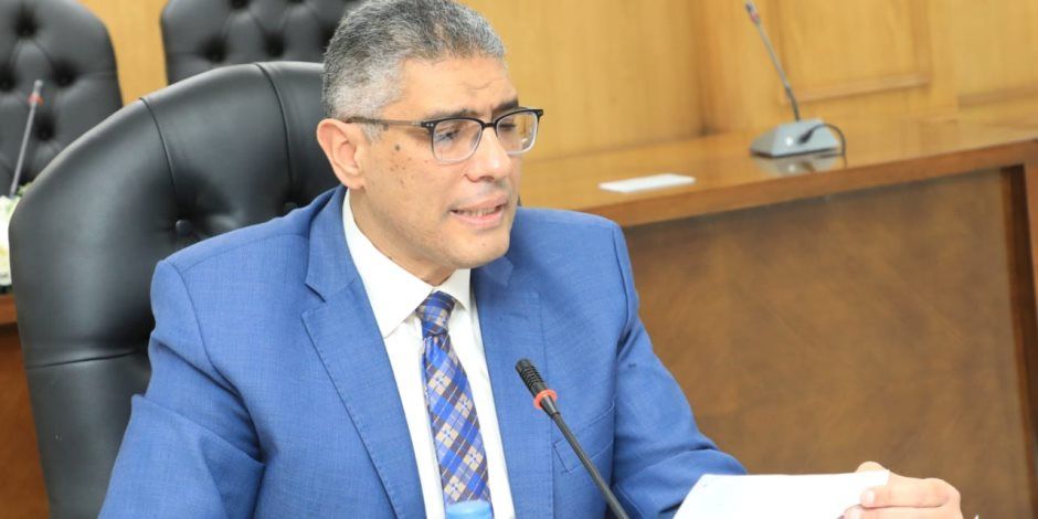 محافظ الجيزة يتابع الاستعدادات النهائية لإطلاق القافلة الطبية المجانية إلى الواحات البحرية