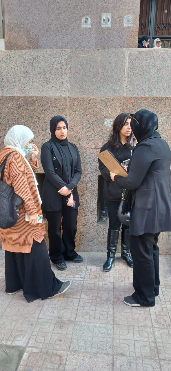 أسرة السباح يوسف ترفع صوره قبل جلسة محاكمة رئيس اتحاد السباحة.. صور