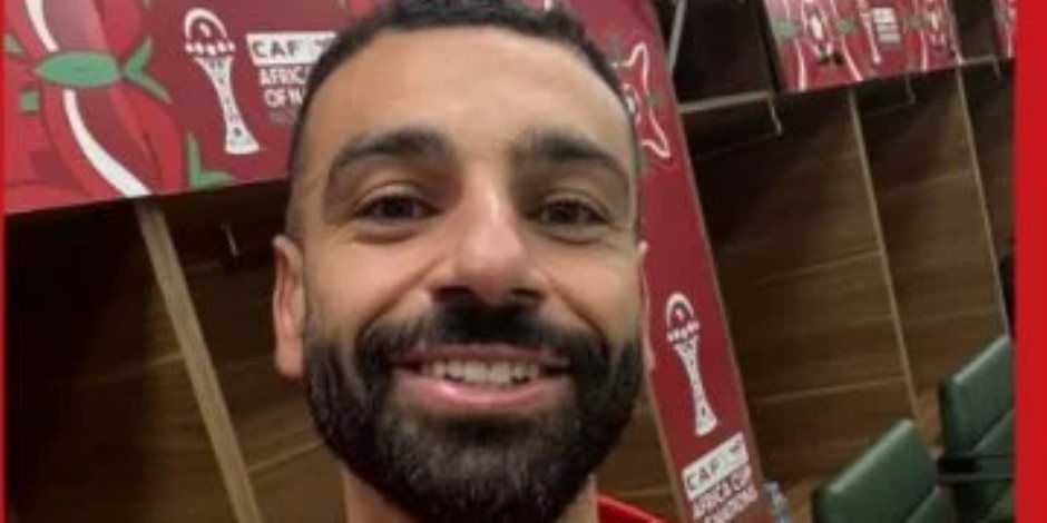 محمد صلاح يحتفل داخل غرفة ملابس الفراعنة.. صورة