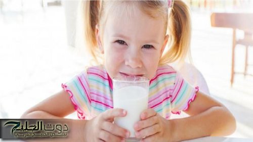 موجود في كل بيت.. مكون سحري يضاعف فوائد الحليب للأطفال