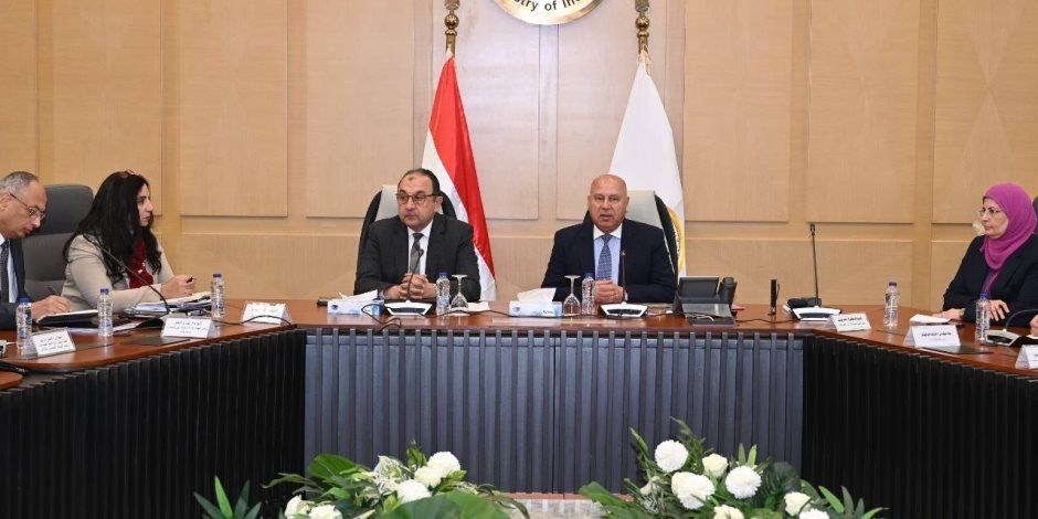 وزير الصناعة والنقل يبحث مع وزير قطاع الأعمال ومصنعي الغزل والنسيج والملابس الجاهزة تعميق التصنيع المحلي