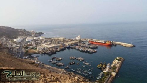 التحالف بقيادة السعودية يشن غارة على ميناء المكلا في اليمن