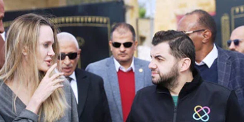 من امام معبر رفح.. أنجلينا جولى تعلن تضامنها الكامل مع الشعب الفلسطينى.. فيديو وصور